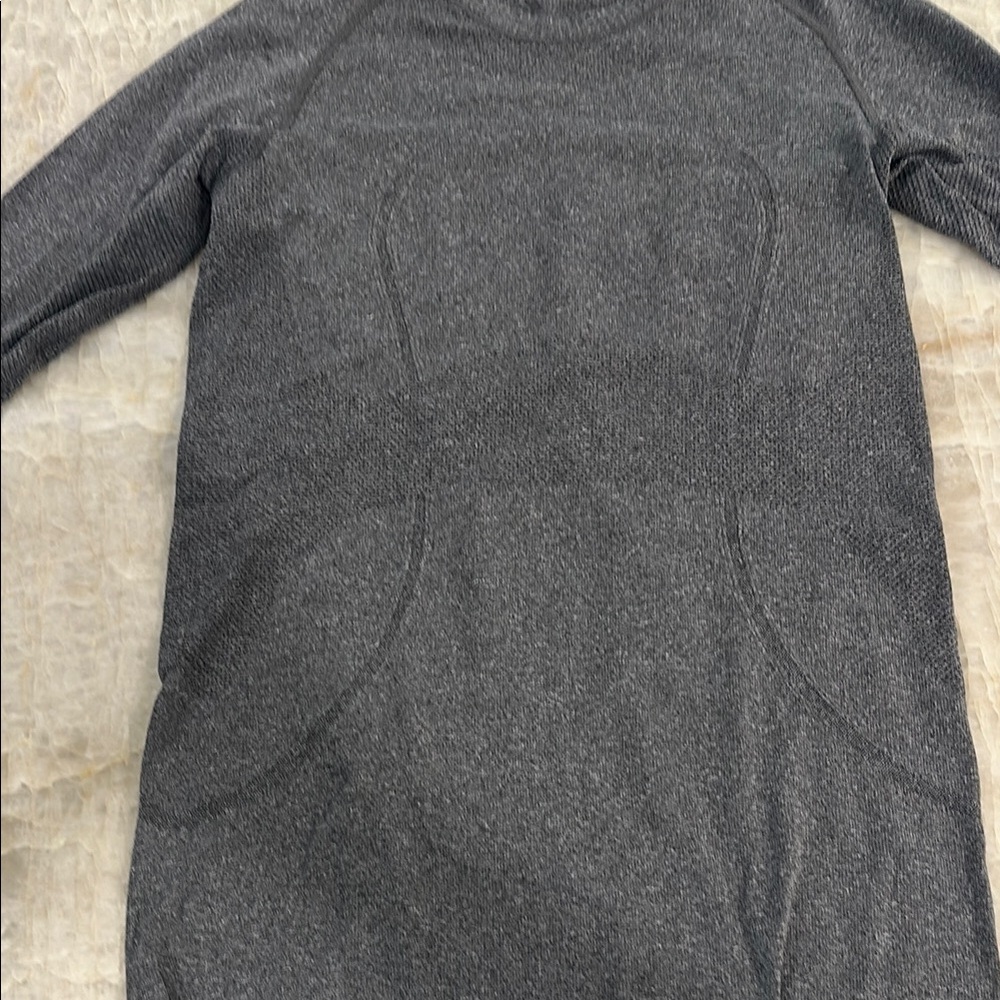 lululemon athletica Grey swiftly tech long sleeve shirt size 6
